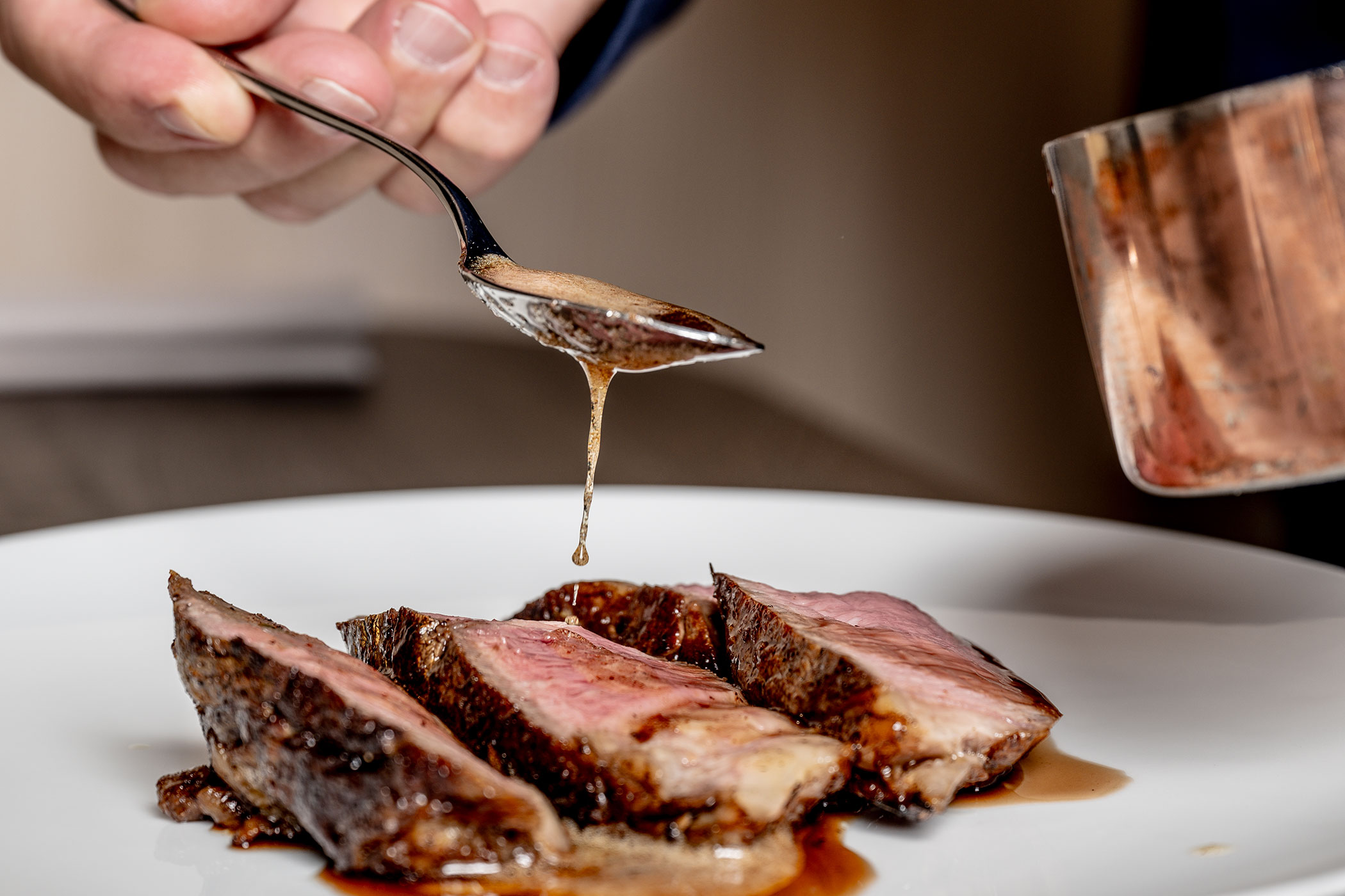 Servire un piatto di carne