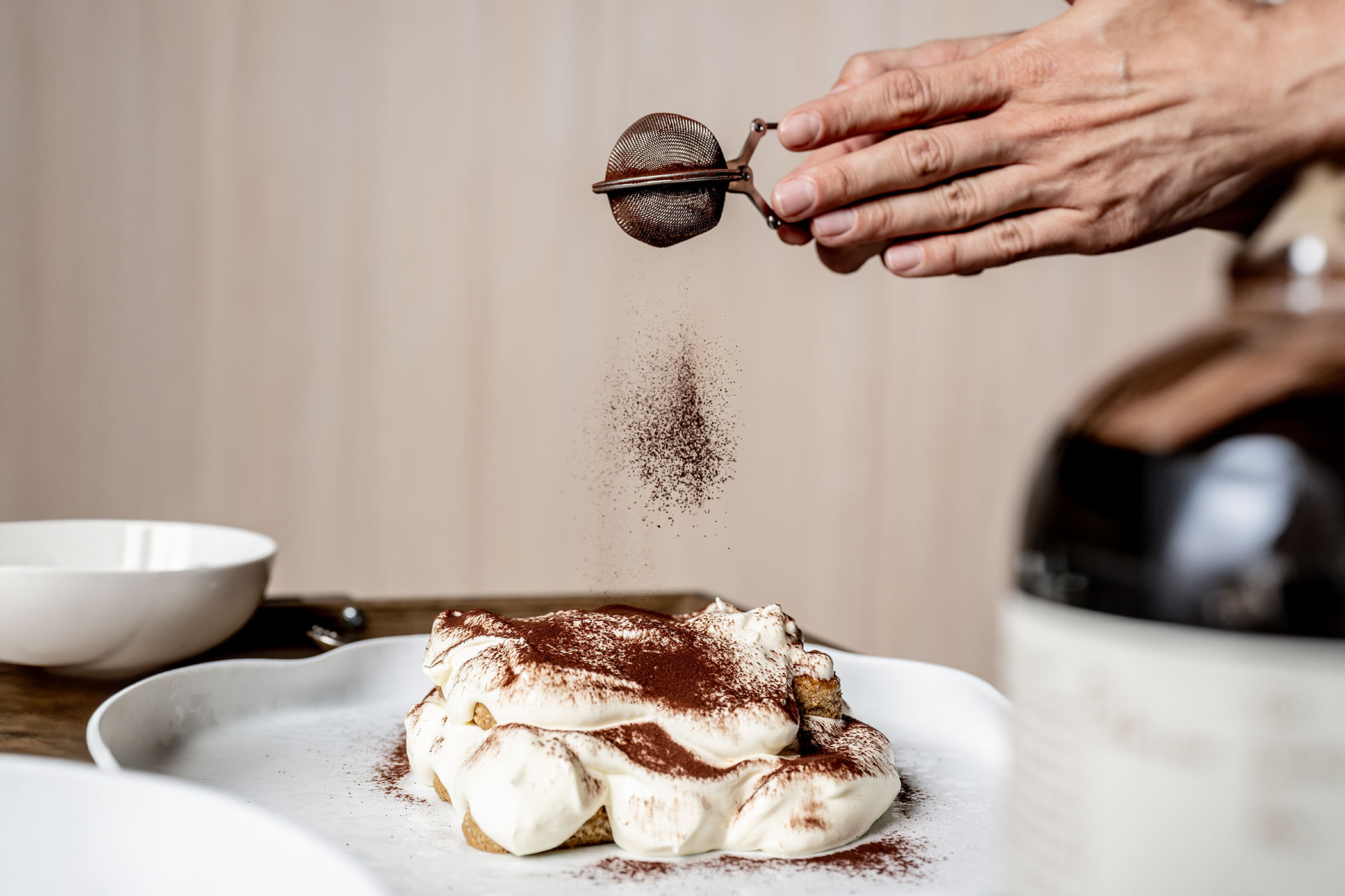 Spolverare il tiramisù con il cacao